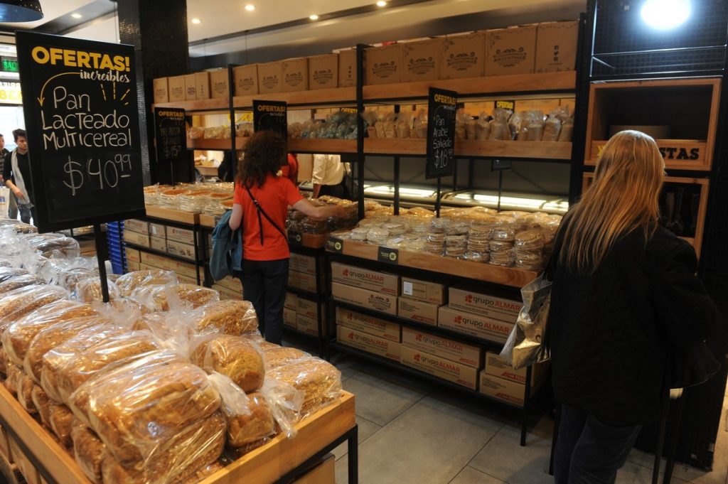 Autoservicio. En las panaderías Costumbres Argentinas los compradores arman su pedido. GUILLERMO RODRIGUEZ ADAMI